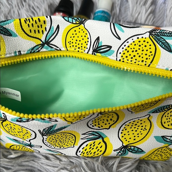 IPSY Lemon Print Cosmetic Bag & Beauty Bundle Citrus Focused Theme Gifts - Picture 10 of 10